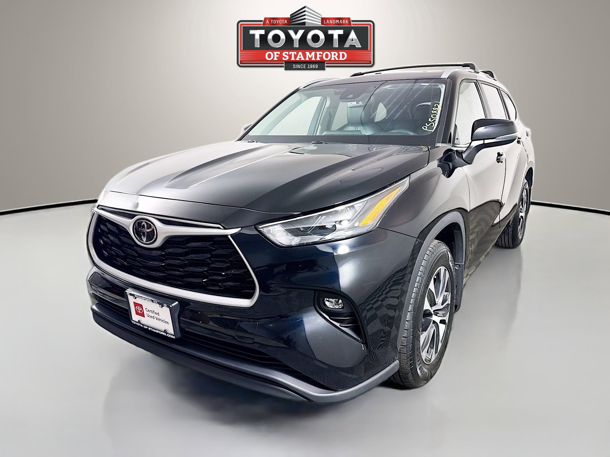 Used 2023 Toyota Highlander XLE AWD/4WD image 3