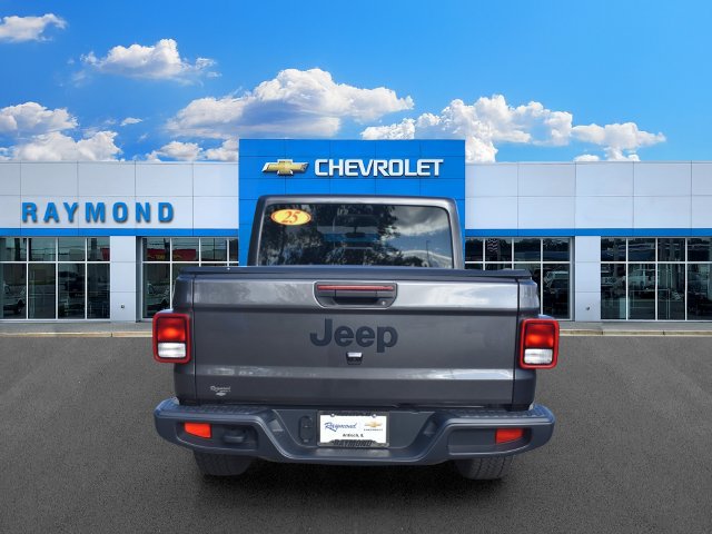 Used 2025 Jeep Gladiator Sport AWD/4WD image 4