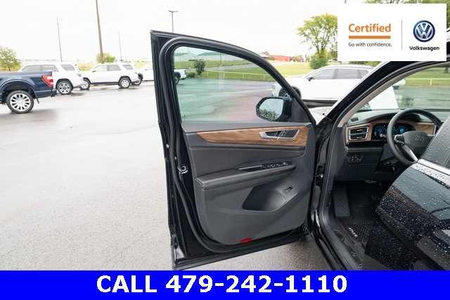 Certified 2024 Volkswagen Atlas SE w/ Black Wheel Package image 11
