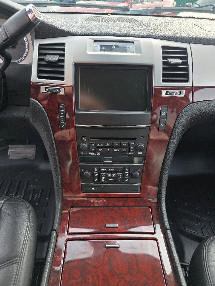 Used 2011 Cadillac Escalade Luxury AWD/4WD image 11