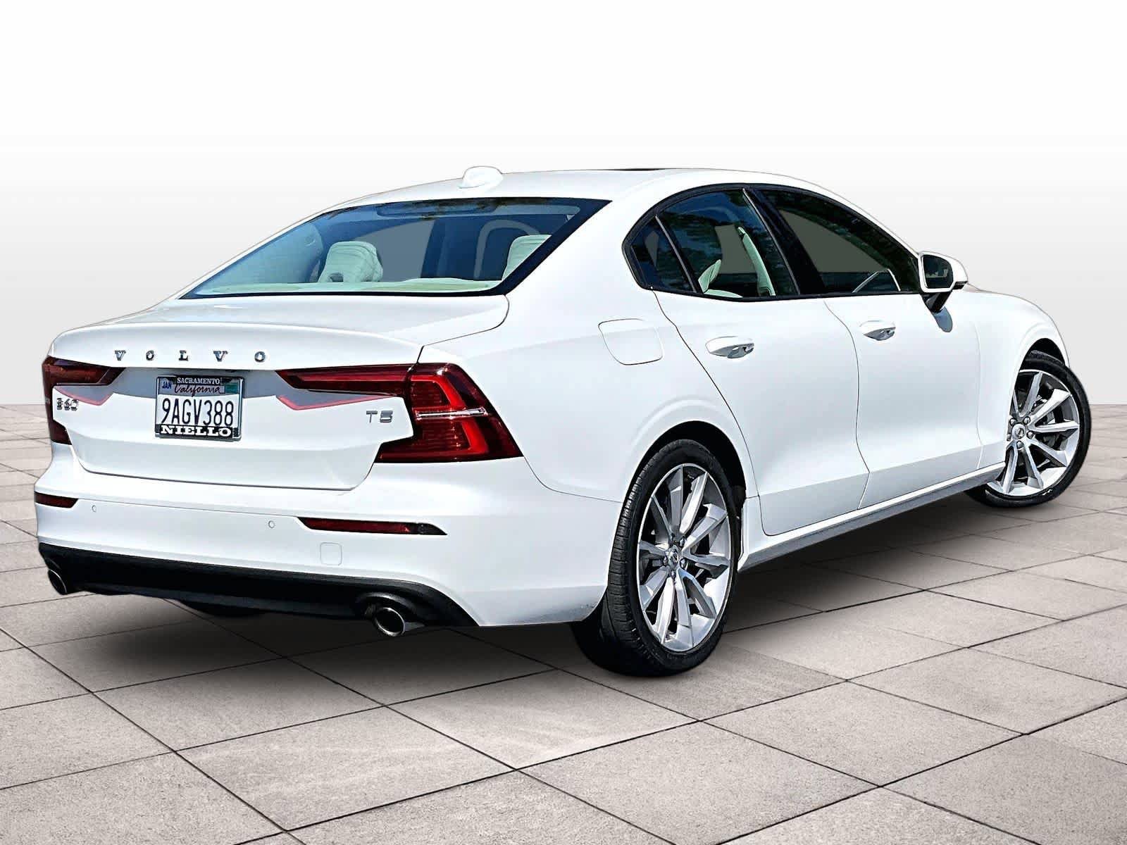Used 2019 Volvo S60 T5 Momentum w/ Premium Package image 12