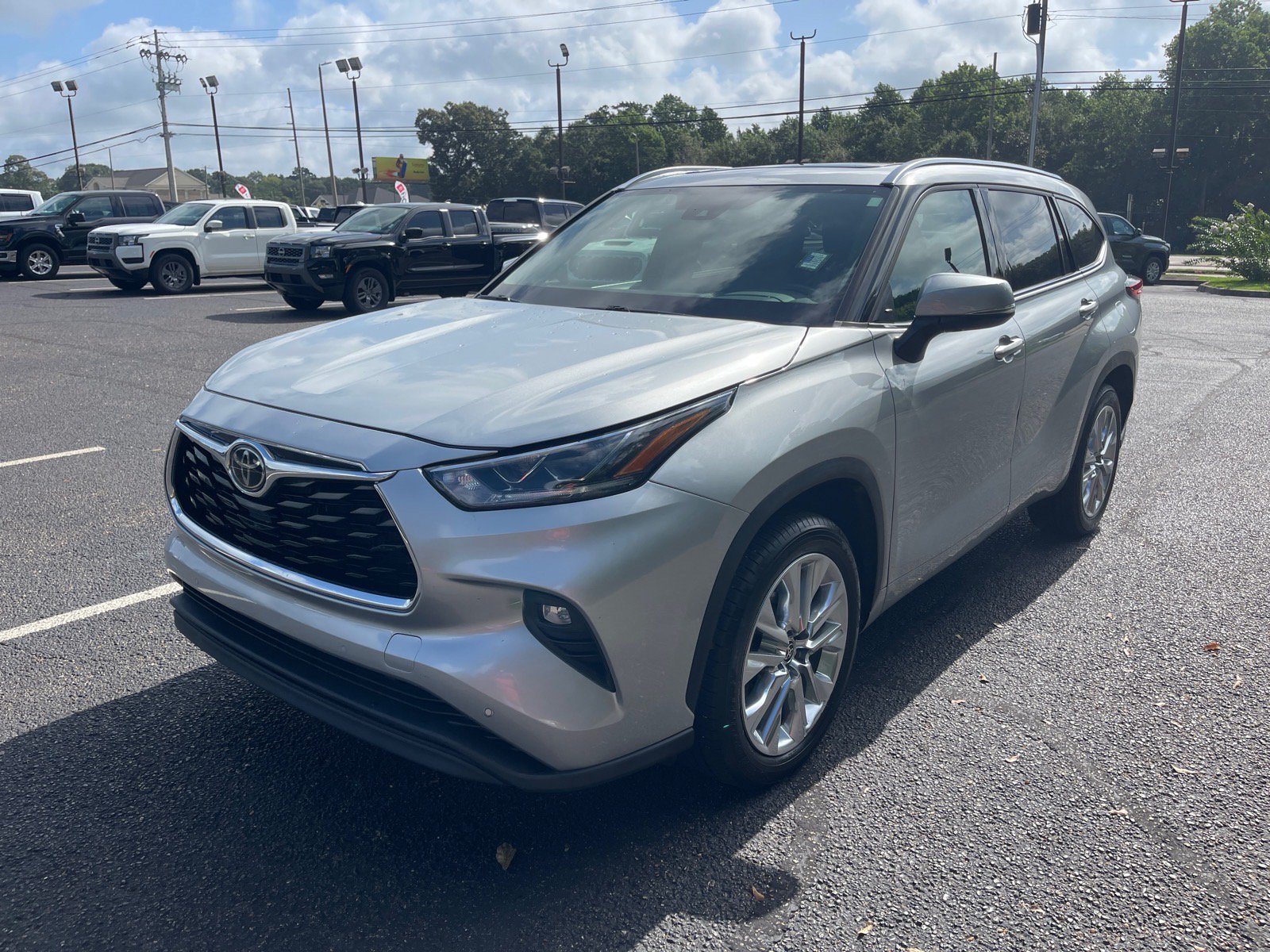 Used 2023 Toyota Highlander Limited FWD image 3