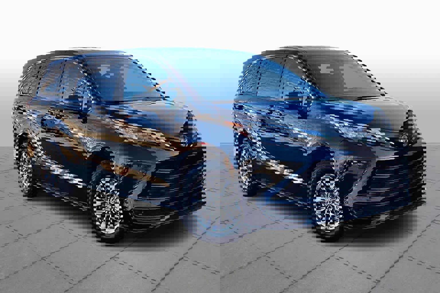 Certified 2024 Toyota Sienna LE image 3