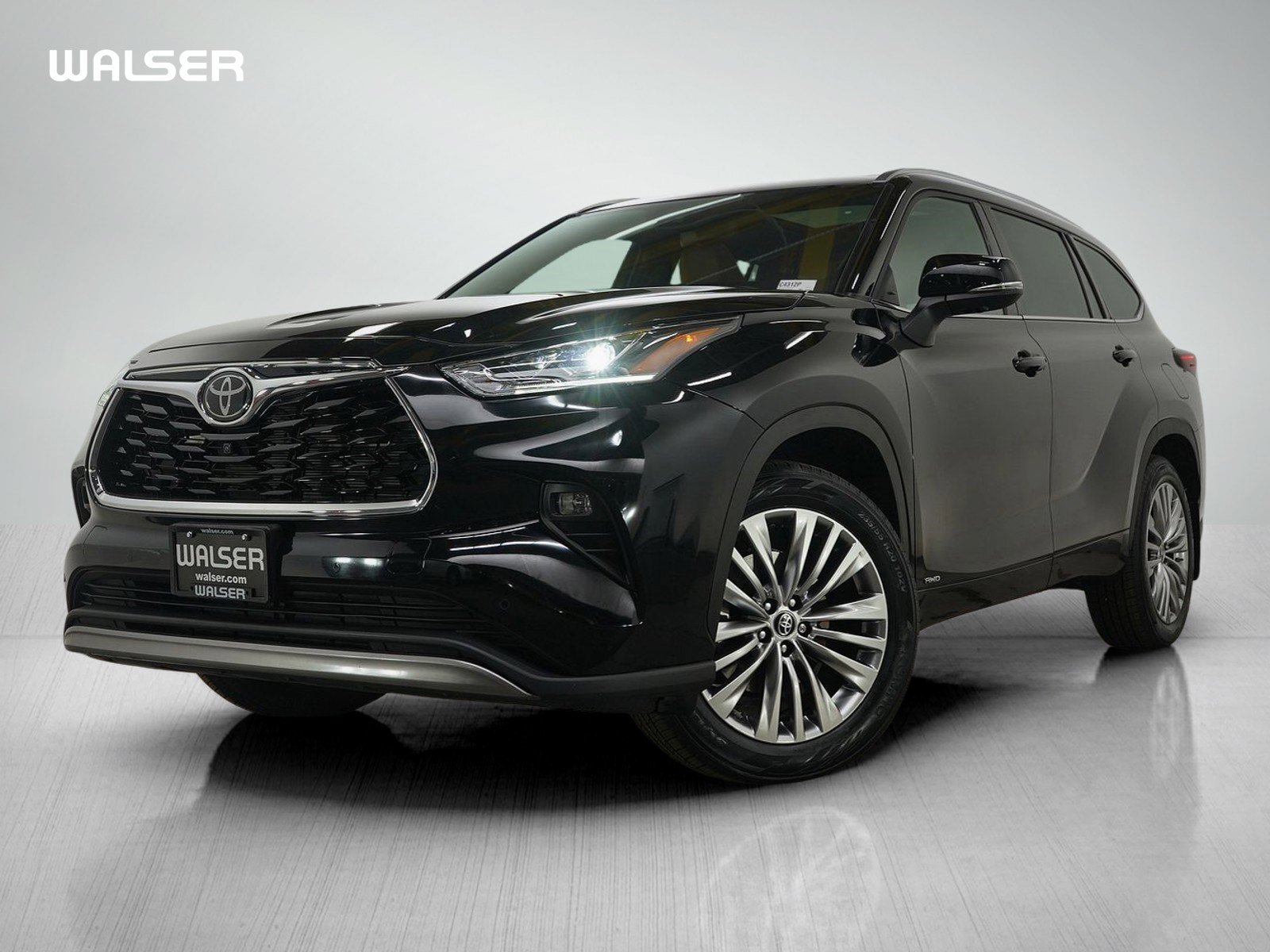 Used 2025 Toyota Highlander Platinum image 1