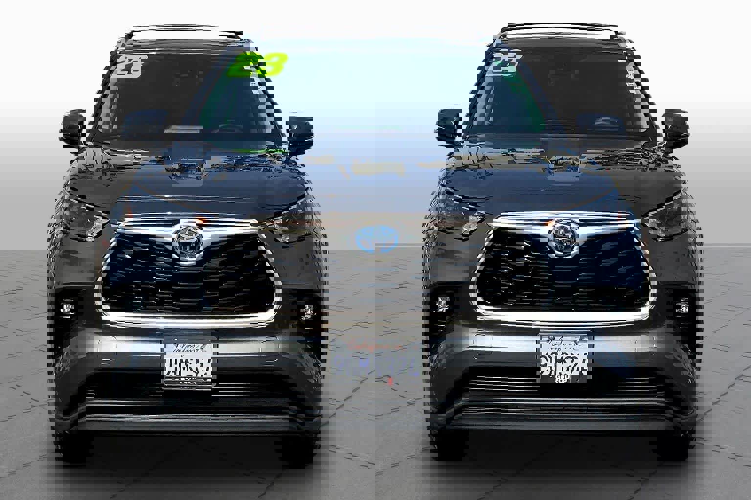 Used 2023 Toyota Highlander XLE image 3