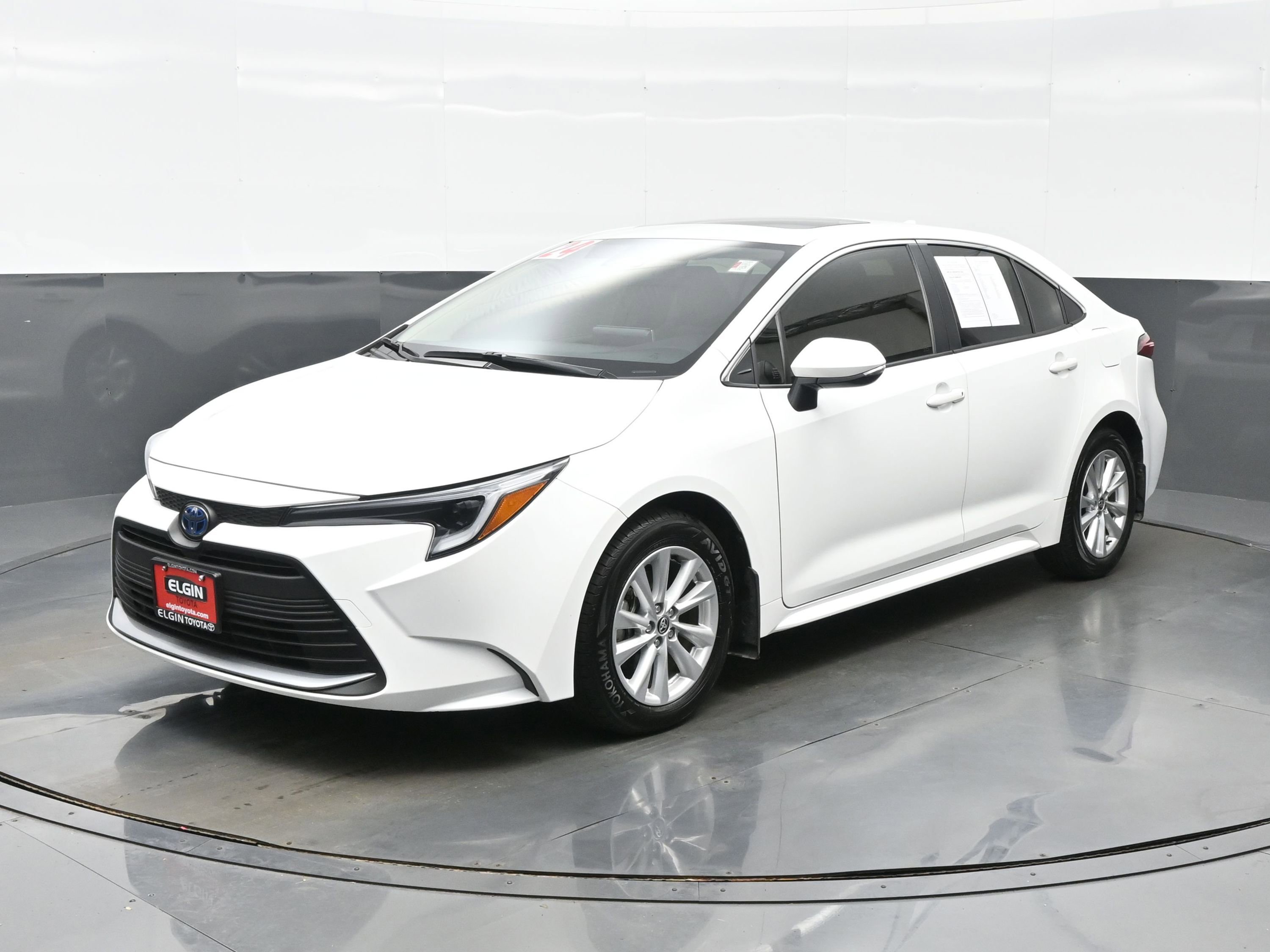 Used 2024 Toyota Corolla XLE FWD image 2