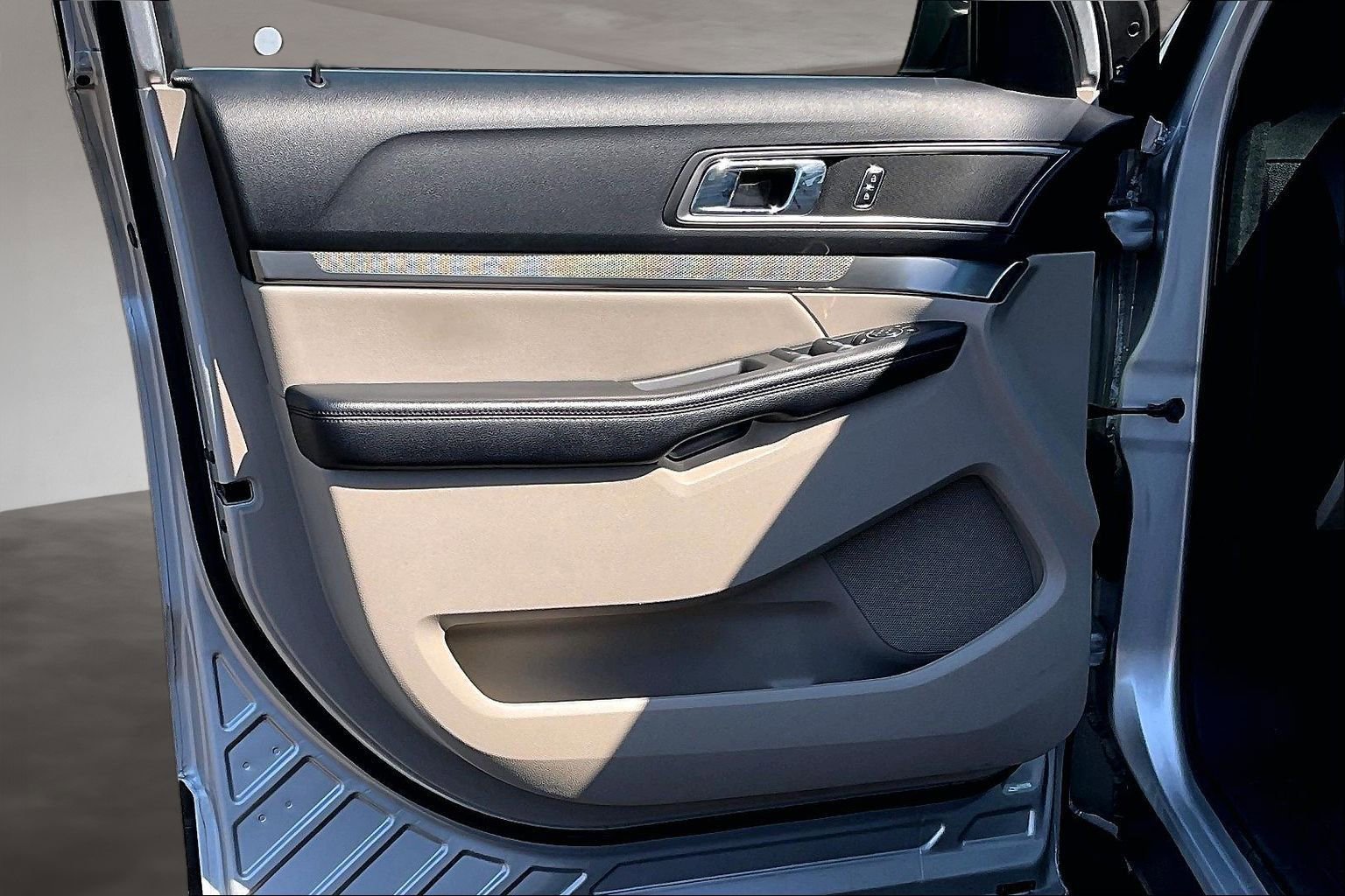 Used 2018 Ford Explorer XLT w/ Equipment Group 201A FWD image 20