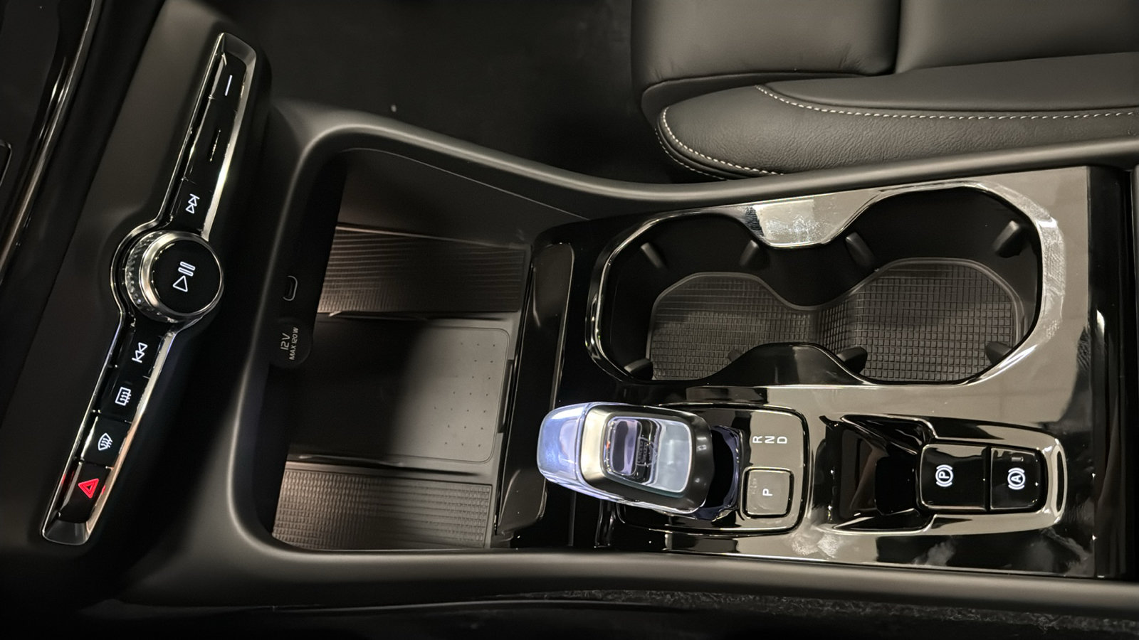 New 2026 Volvo XC40 B5 Plus w/ Protection Package Premier AWD/4WD image 19
