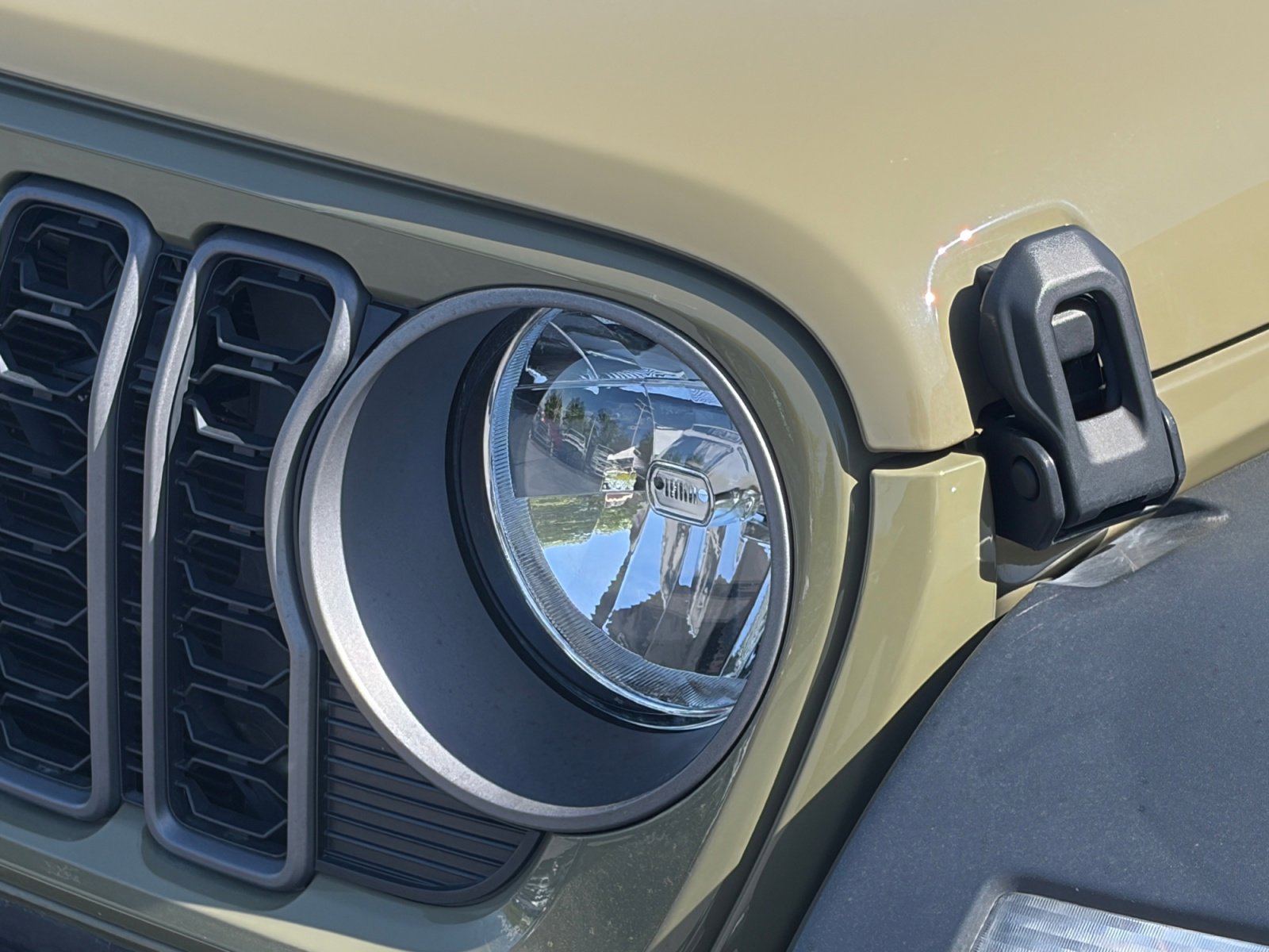 Used 2025 Jeep Wrangler Sport AWD/4WD image 11