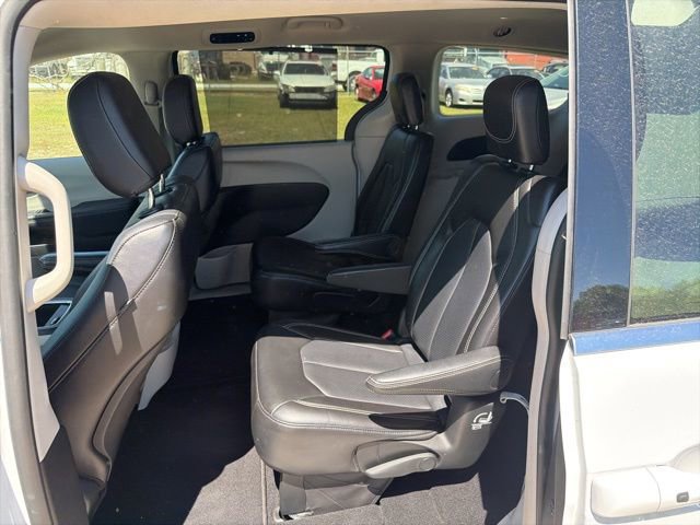 Used 2024 Chrysler Pacifica Touring-L FWD image 9