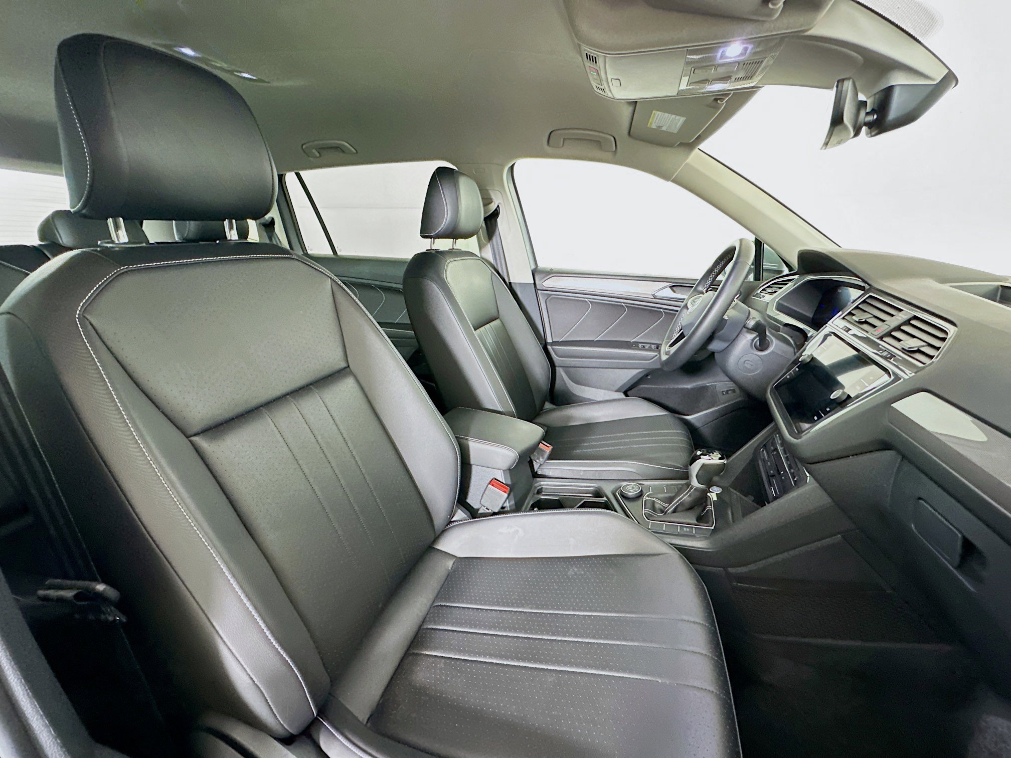 Used 2024 Volkswagen Tiguan SE image 31