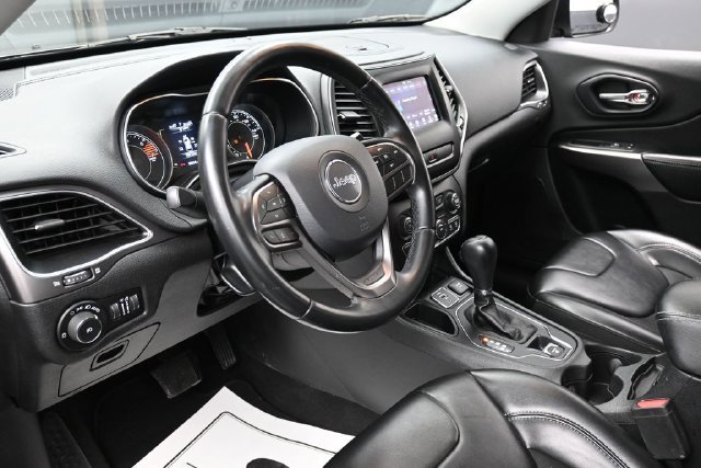 Used 2019 Jeep Cherokee Latitude Plus FWD image 14