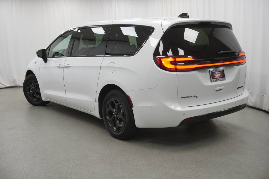 Certified 2024 Chrysler Pacifica Limited FWD image 14