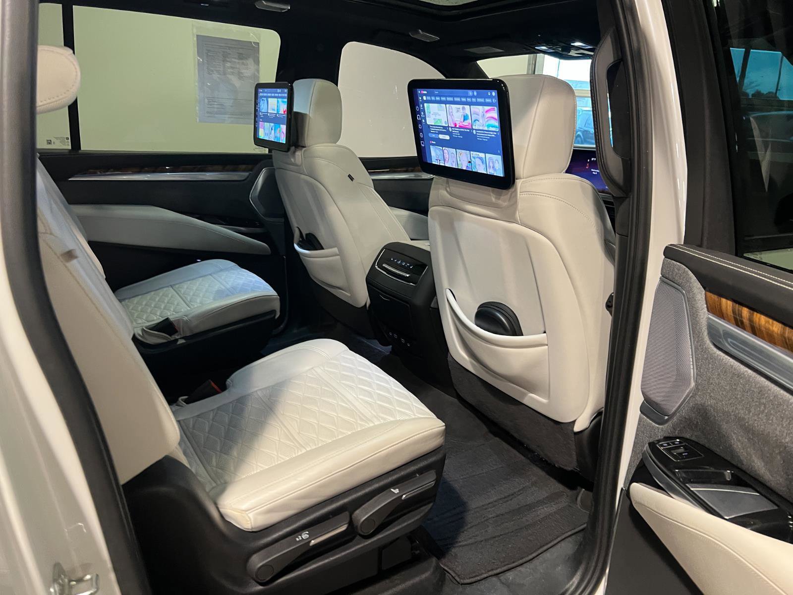 Used 2025 Cadillac Escalade ESV Sport Platinum AWD/4WD image 42