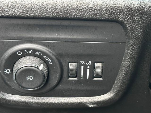 Used 2023 Jeep Grand Cherokee Limited w/ Black Appearance Package image 13