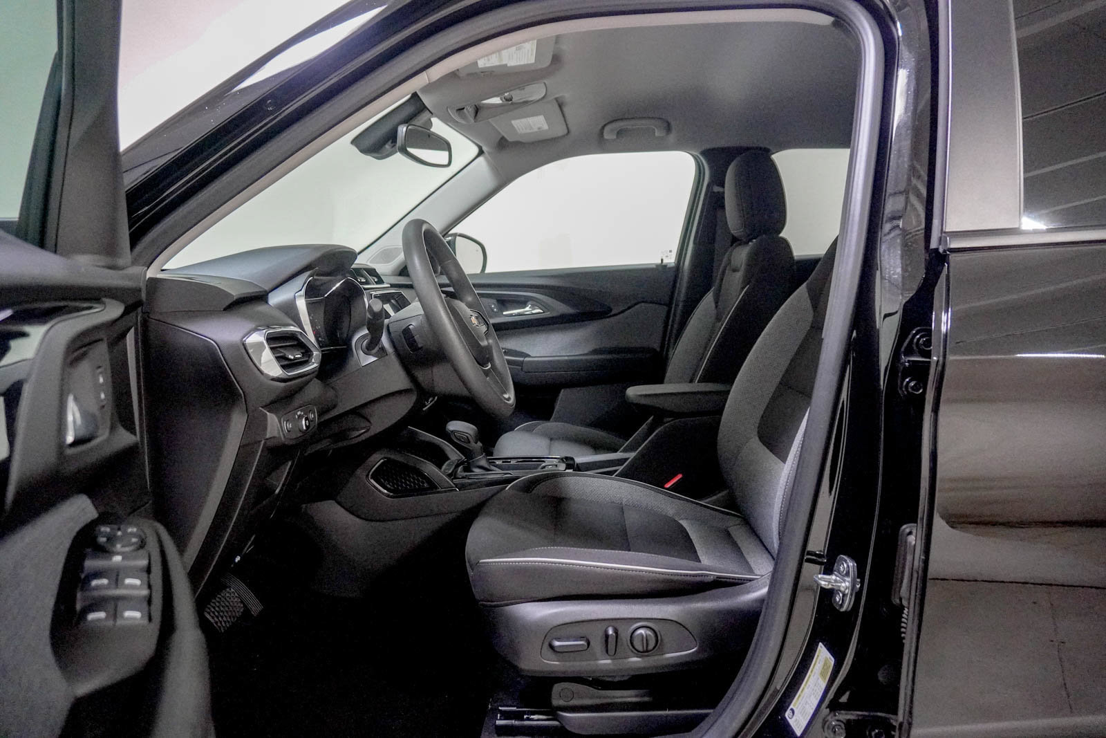 Used 2022 Chevrolet TrailBlazer LT w/ Convenience Package FWD image 17