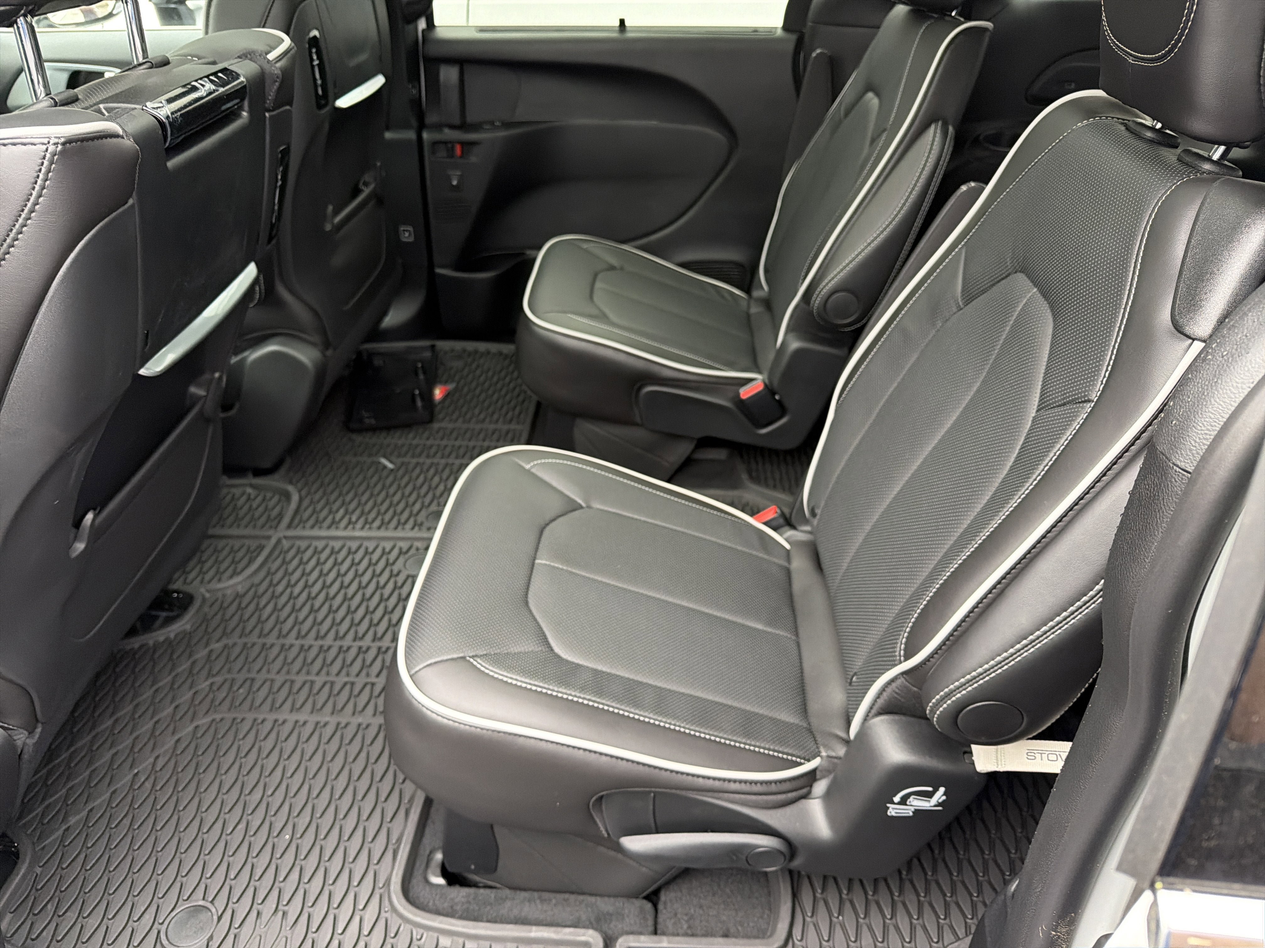 New 2026 Chrysler Pacifica Limited w/ Uconnect Theater Family Group AWD/4WD image 28