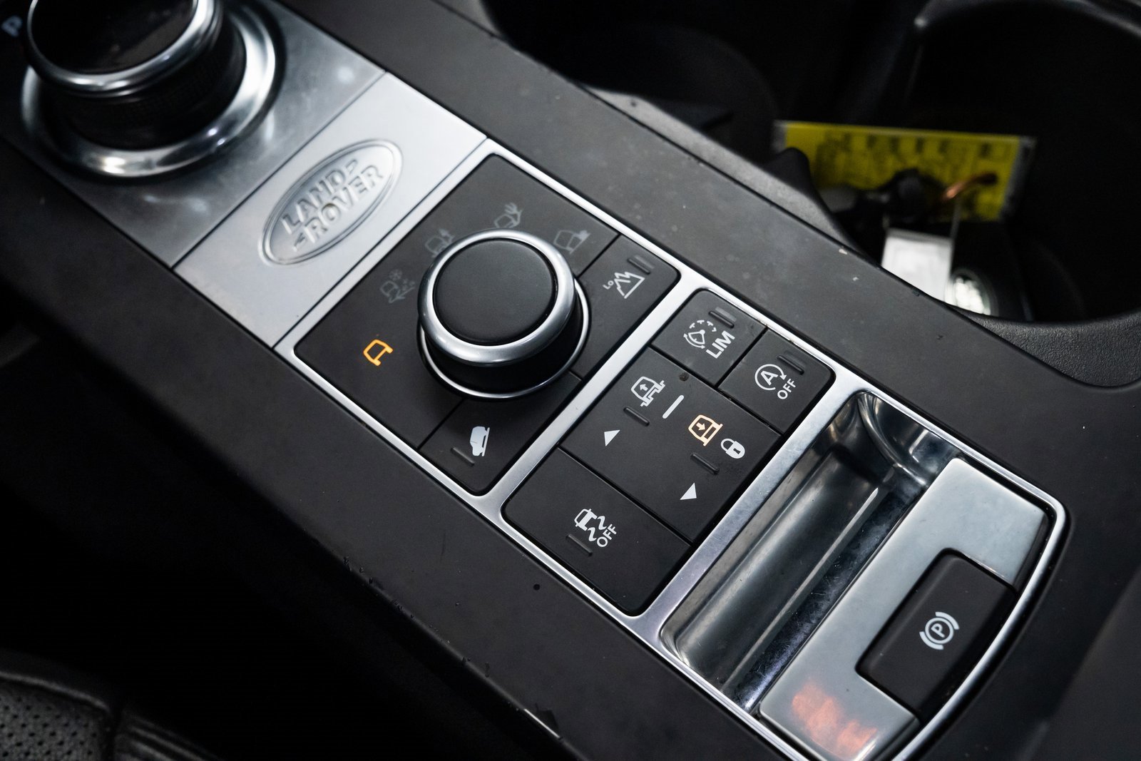 Used 2018 Land Rover Discovery SE image 14