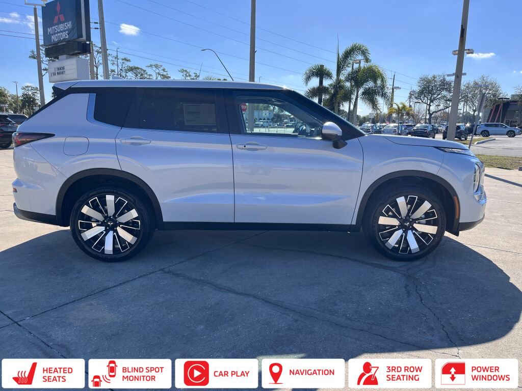 New 2025 Mitsubishi Outlander SE image 2