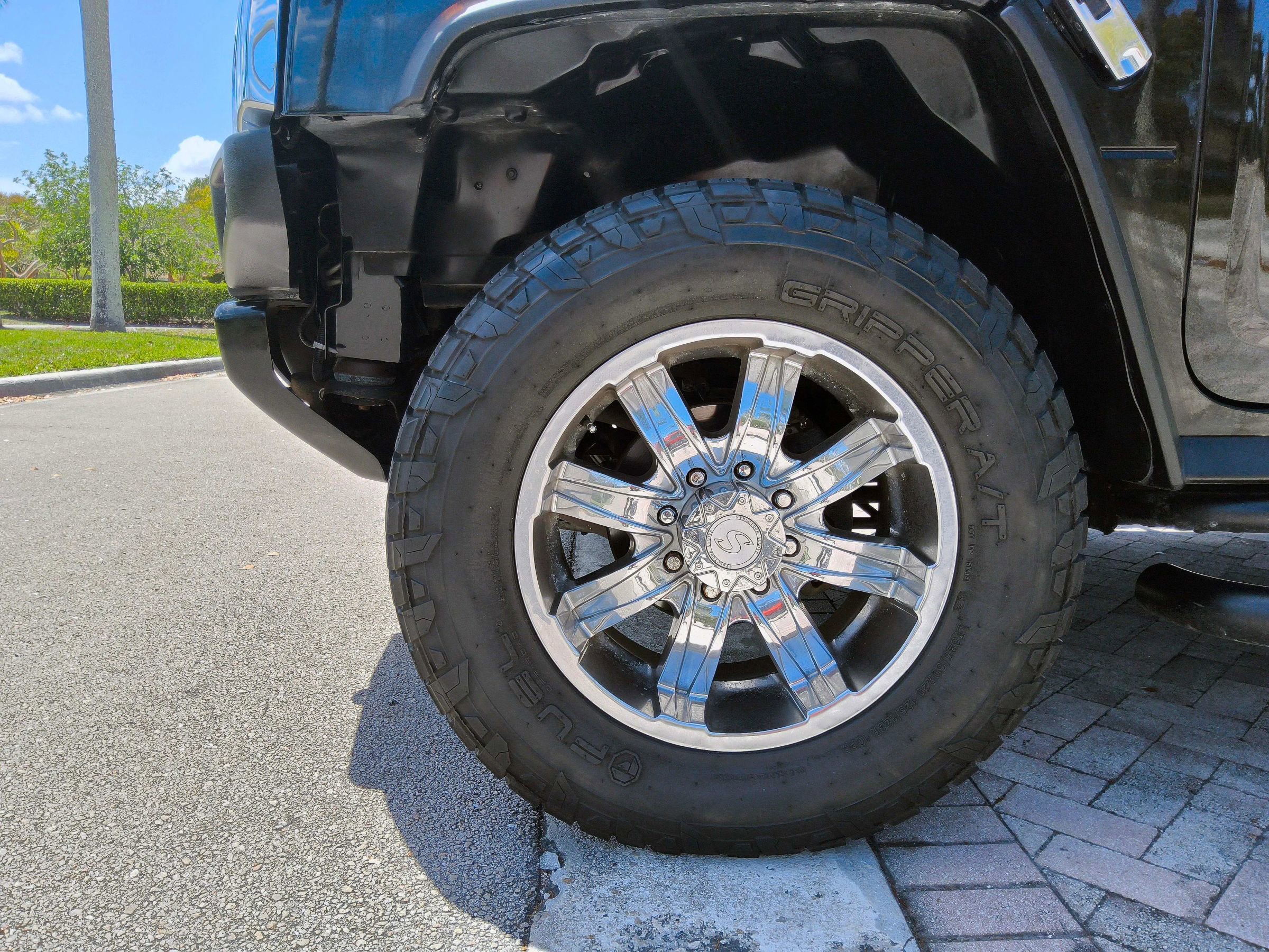 Used 2003 HUMMER H2 w/ Preferred Equipment Group image 40