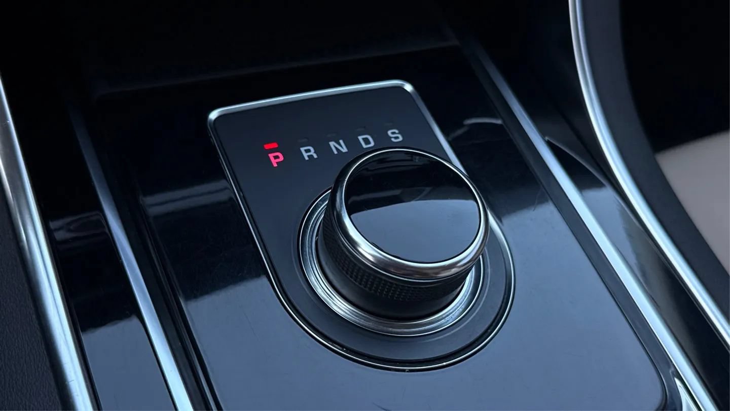 Used 2019 Jaguar XE Premium RWD image 35