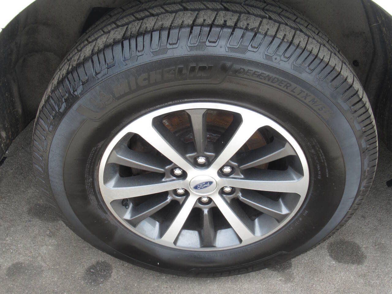 Used 2019 Ford Expedition XLT w/ Equipment Group 202A AWD/4WD image 10