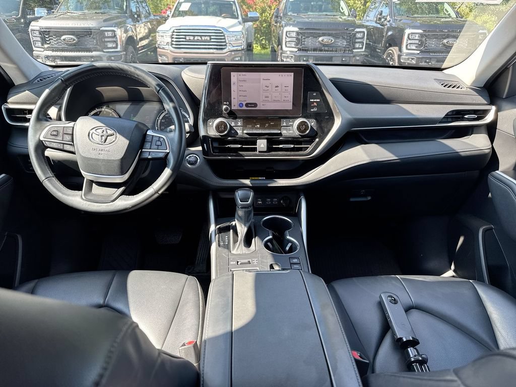Used 2023 Toyota Highlander XLE AWD/4WD image 10