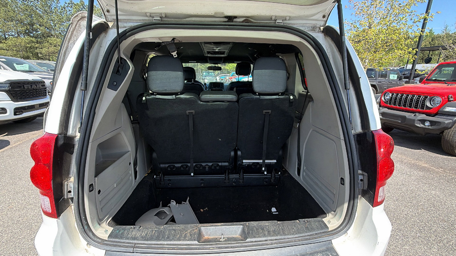 Used 2016 Dodge Grand Caravan SXT image 13