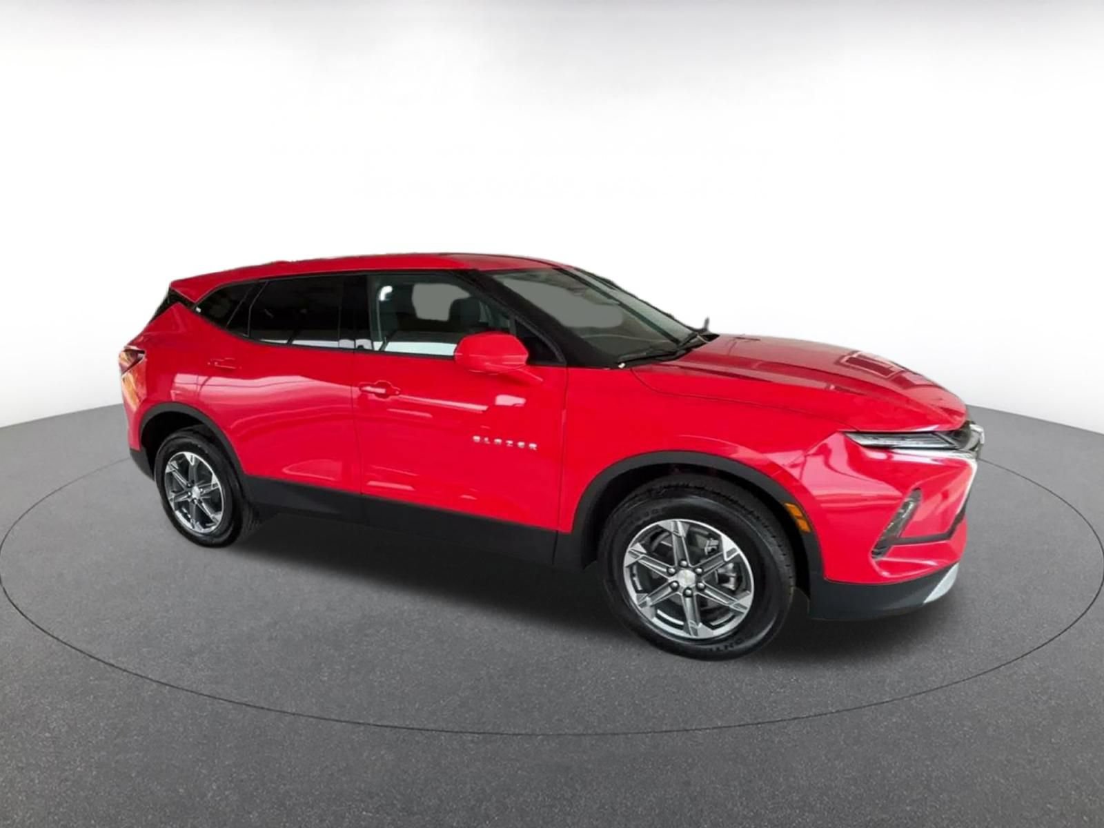 Used 2025 Chevrolet Blazer LT FWD image 2