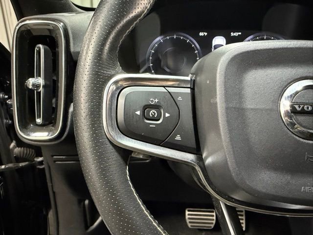 Used 2019 Volvo XC40 T5 R-Design image 17