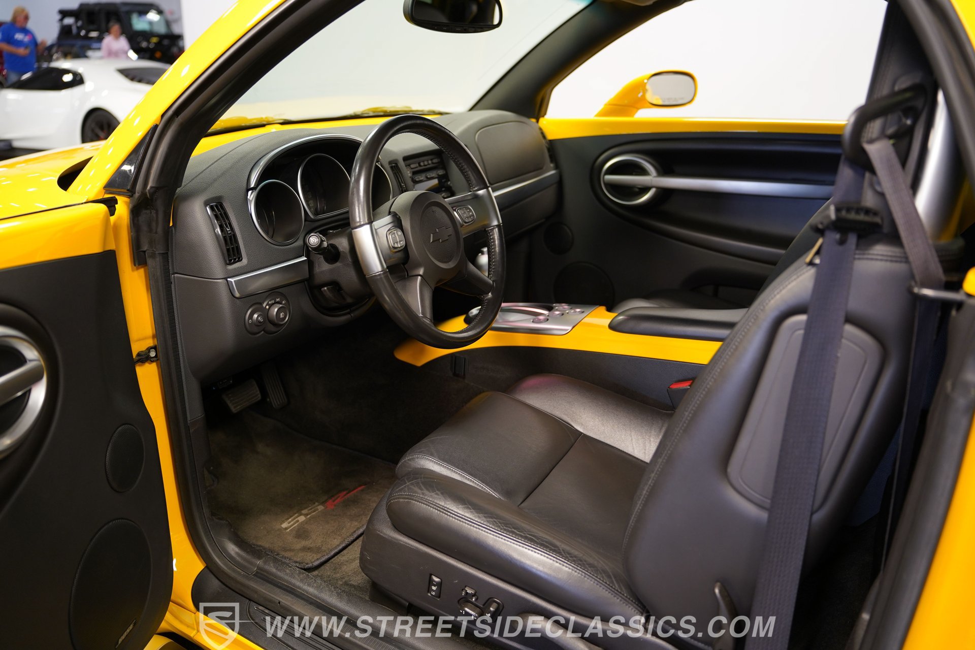 Used 2004 Chevrolet SSR w/ Preferred Equipment Group RWD image 4