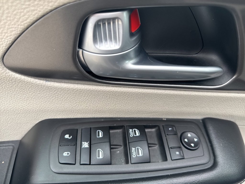 Used 2024 Chrysler Pacifica Touring-L image 35