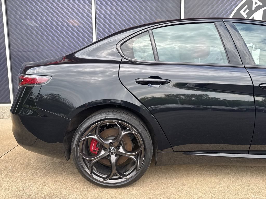 Used 2024 Alfa Romeo Giulia Ti w/ Performance Driving Package AWD/4WD image 5