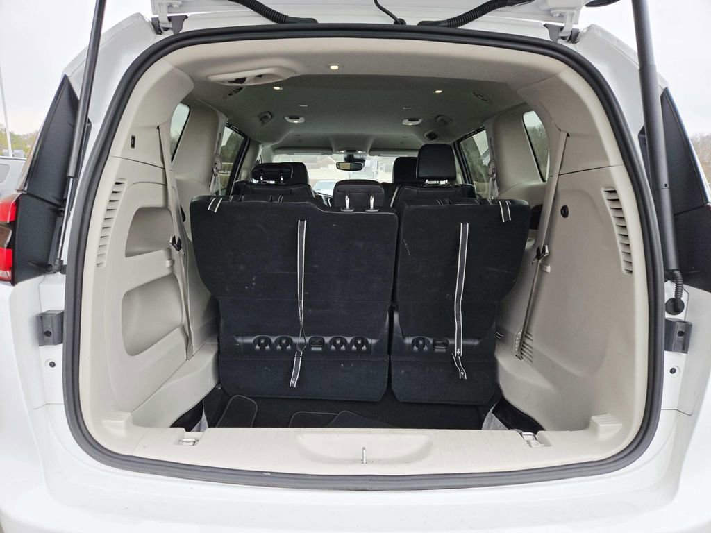 Used 2024 Chrysler Pacifica Touring-L image 15