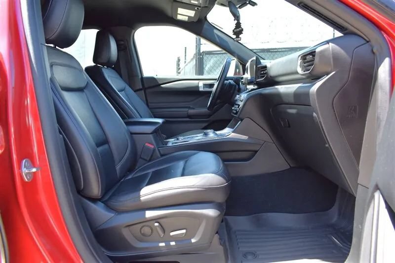 Used 2020 Ford Explorer XLT w/ Equipment Group 202A AWD/4WD image 33