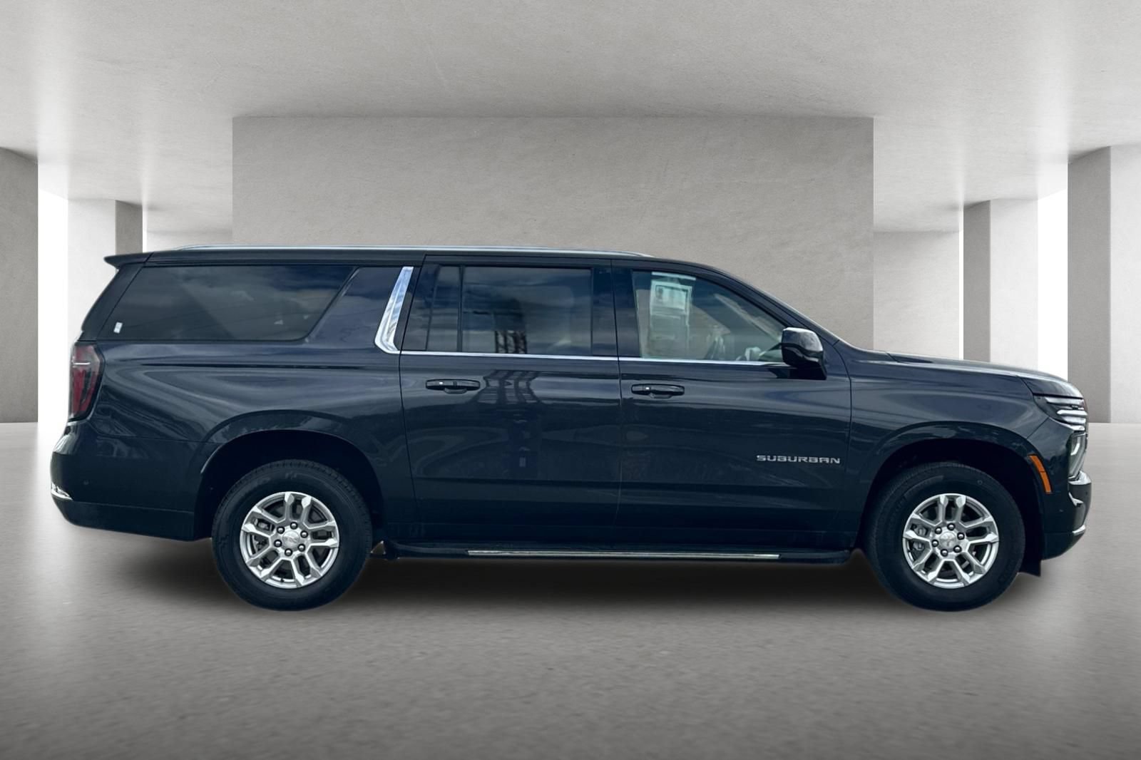 Used 2025 Chevrolet Suburban LT AWD/4WD image 3
