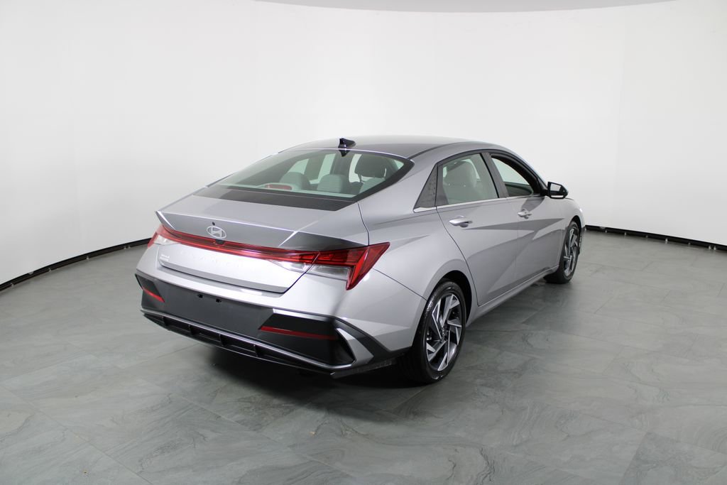 Used 2025 Hyundai Elantra SEL image 14
