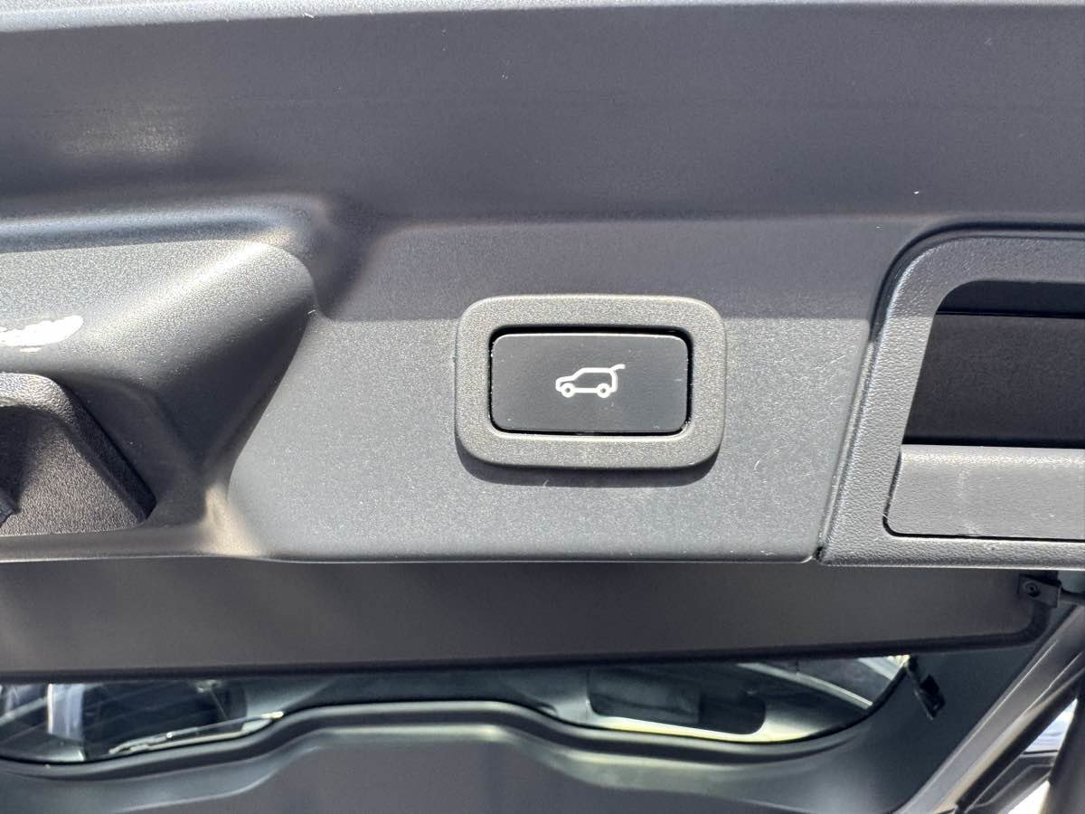 Used 2020 Land Rover Range Rover Velar R-Dynamic S image 49