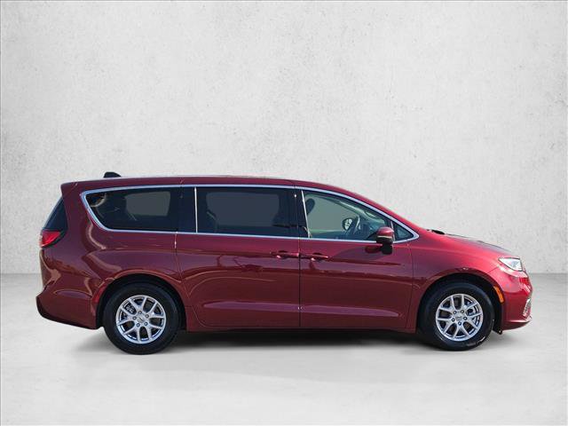 Used 2023 Chrysler Pacifica Touring-L FWD image 4