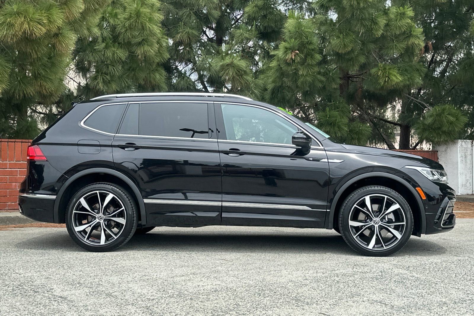 Used 2022 Volkswagen Tiguan SEL R-Line AWD/4WD image 3