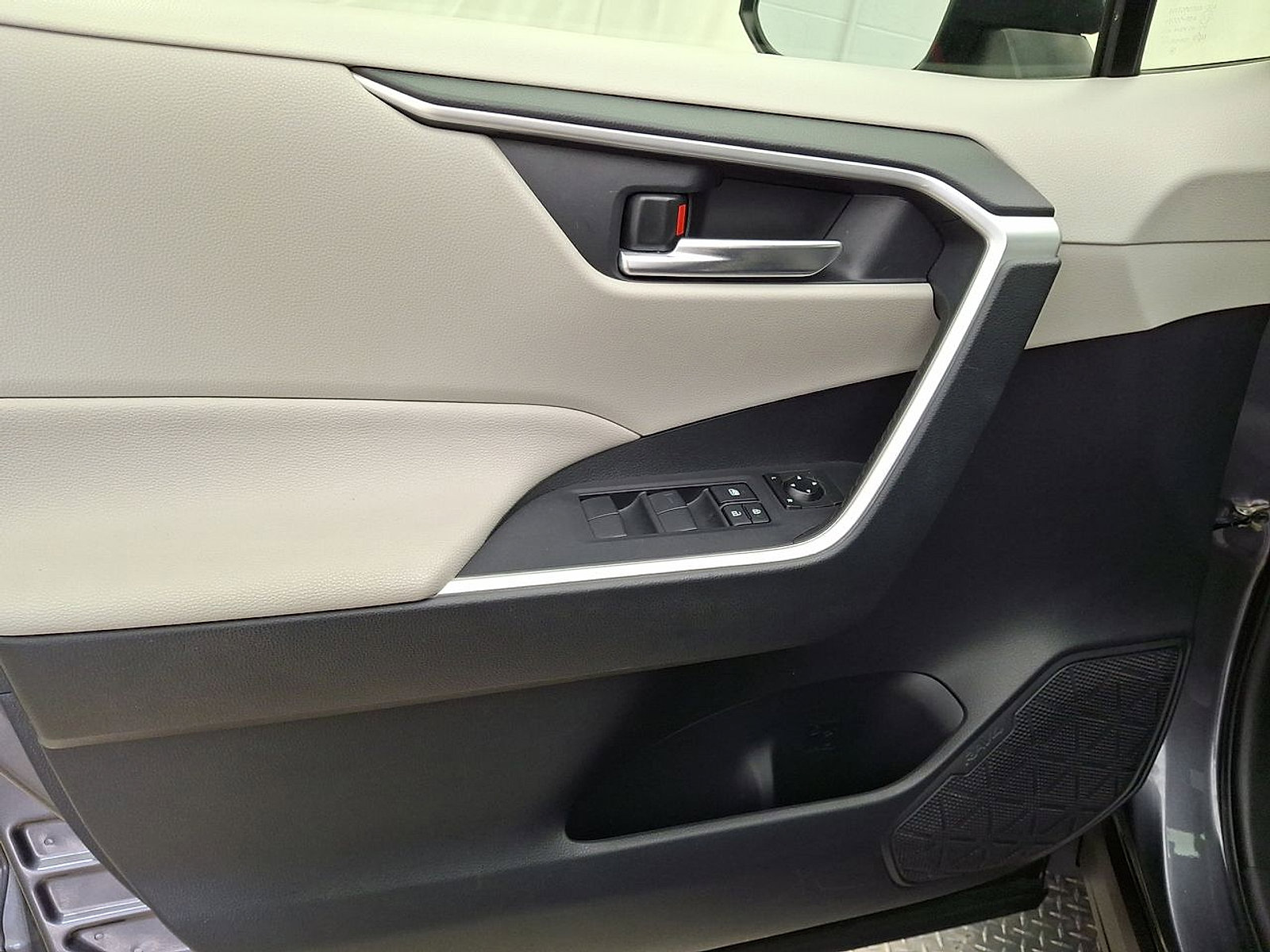 Certified 2019 Toyota RAV4 XLE w/ Convenience Package image 10