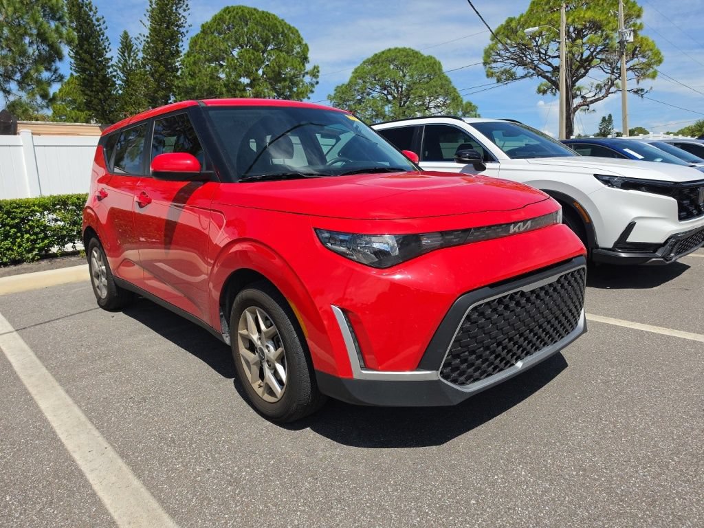 Certified 2025 Kia Soul LX w/ LX Technology Package FWD image 1