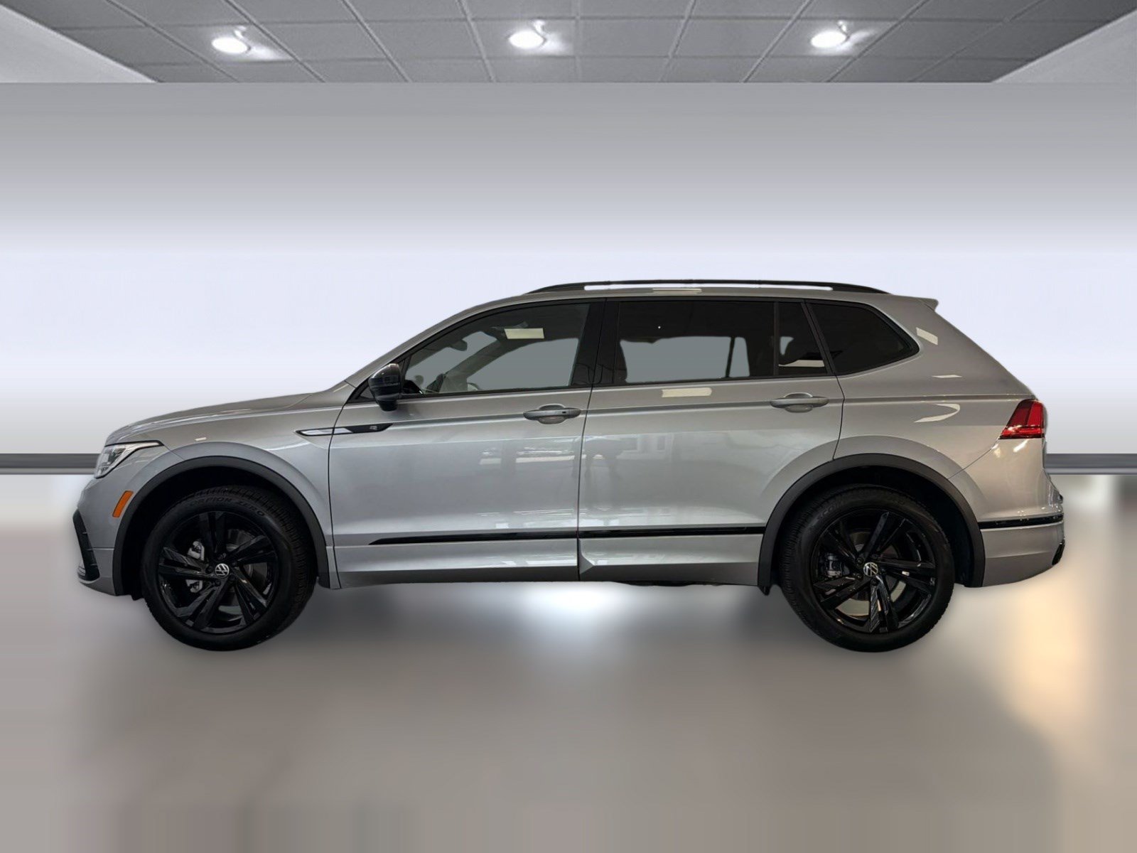 Certified 2024 Volkswagen Tiguan SE R-Line AWD/4WD image 2