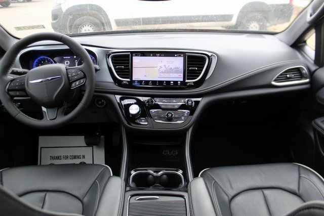 Used 2025 Chrysler Pacifica Limited image 13