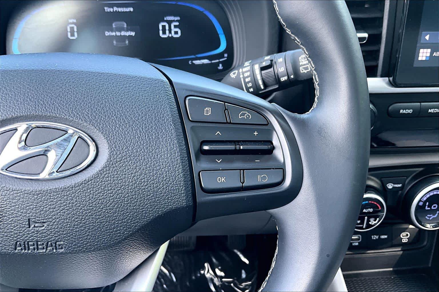 Used 2025 Hyundai Venue SEL FWD image 25
