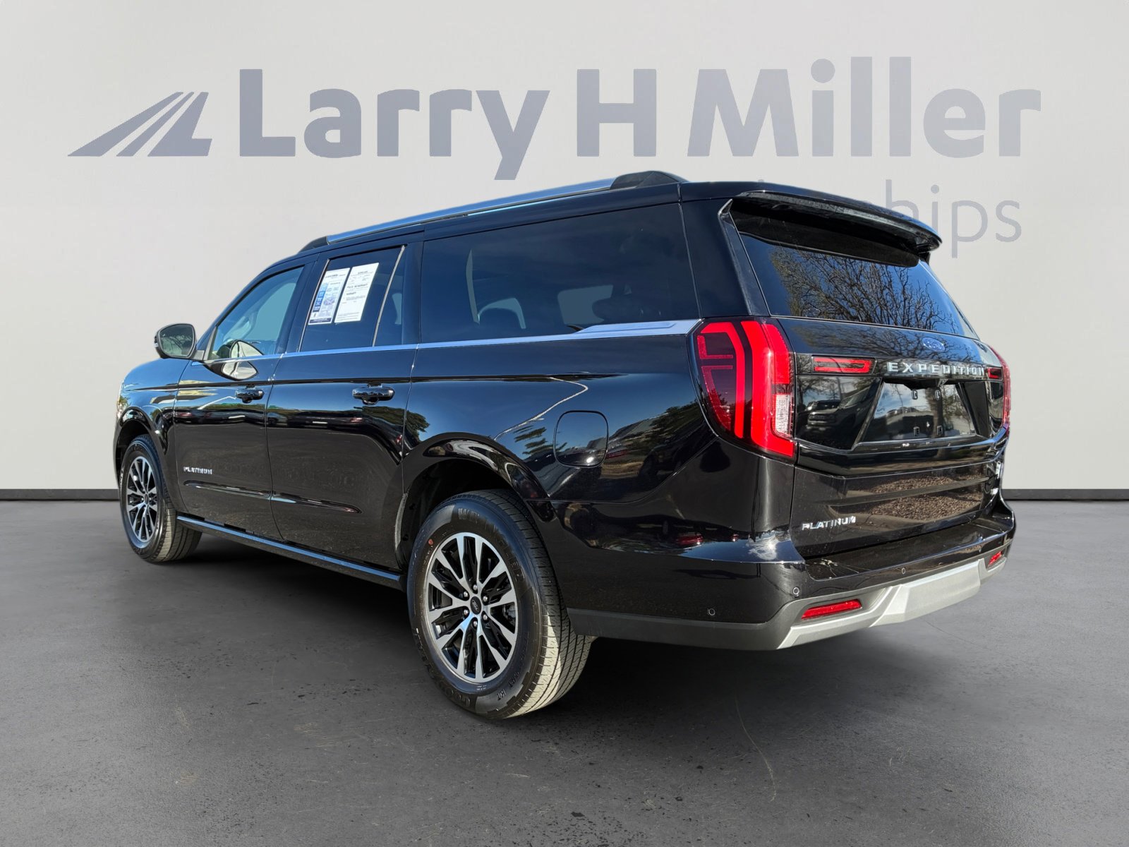 Used 2025 Ford Expedition Max Platinum AWD/4WD image 3