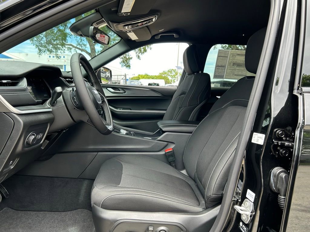 New 2024 Jeep Grand Cherokee L Laredo image 10