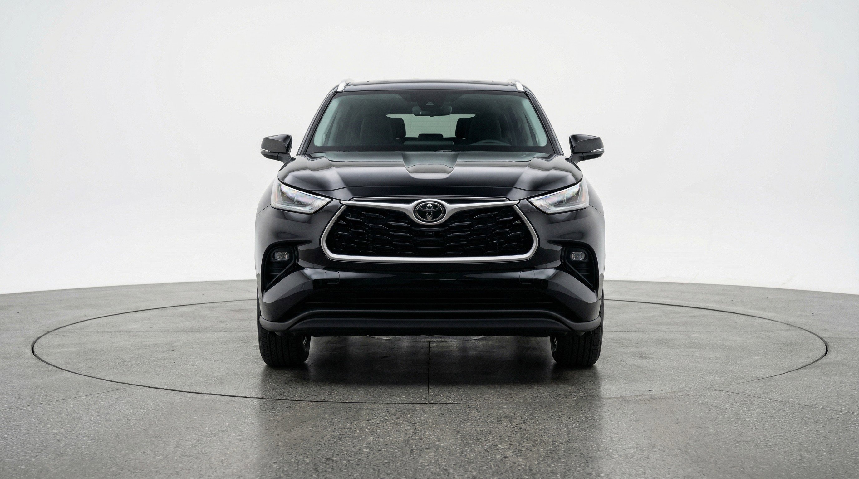 Used 2025 Toyota Highlander LE image 2