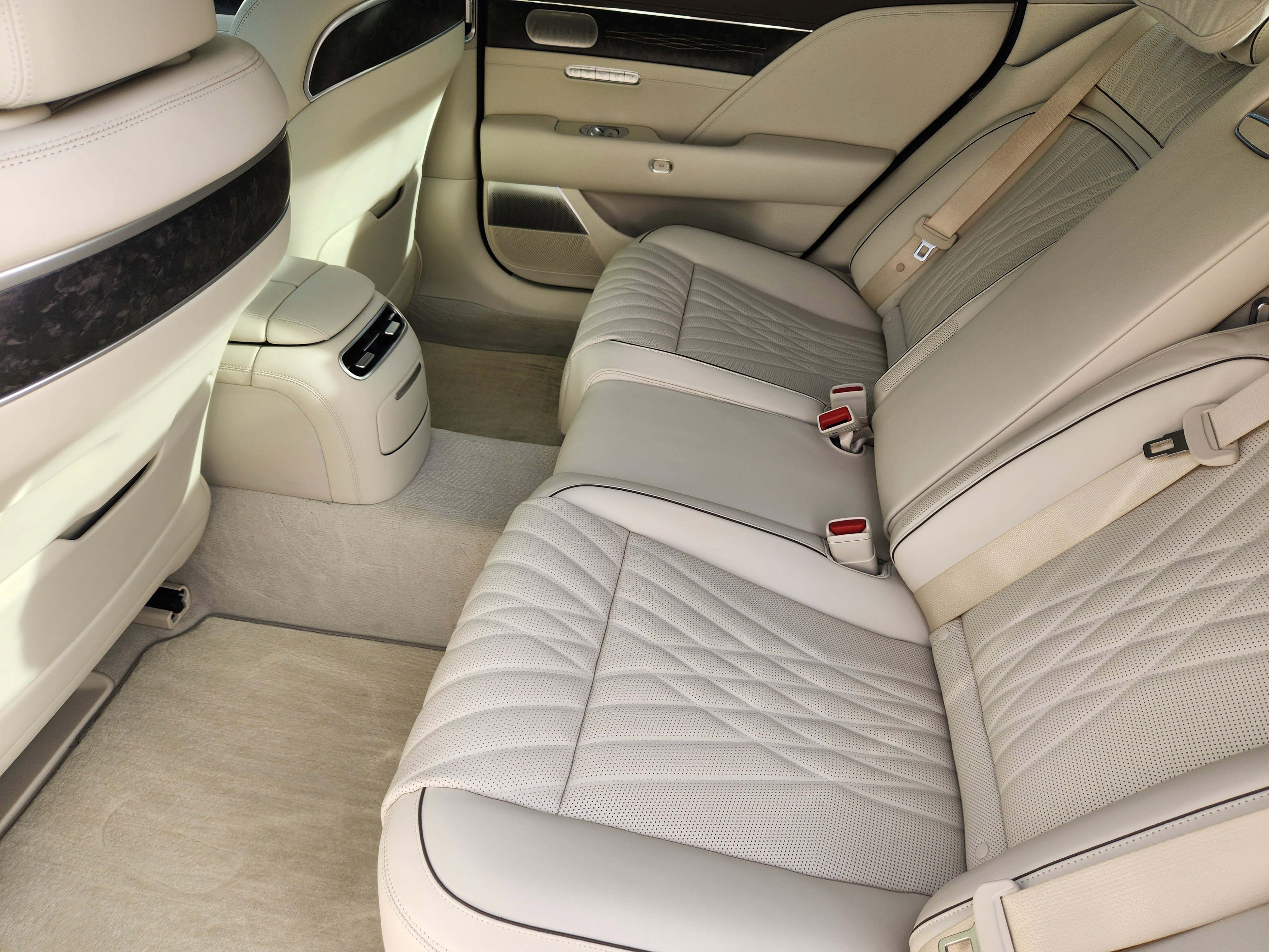 Used 2025 Genesis G90 3.5T image 32