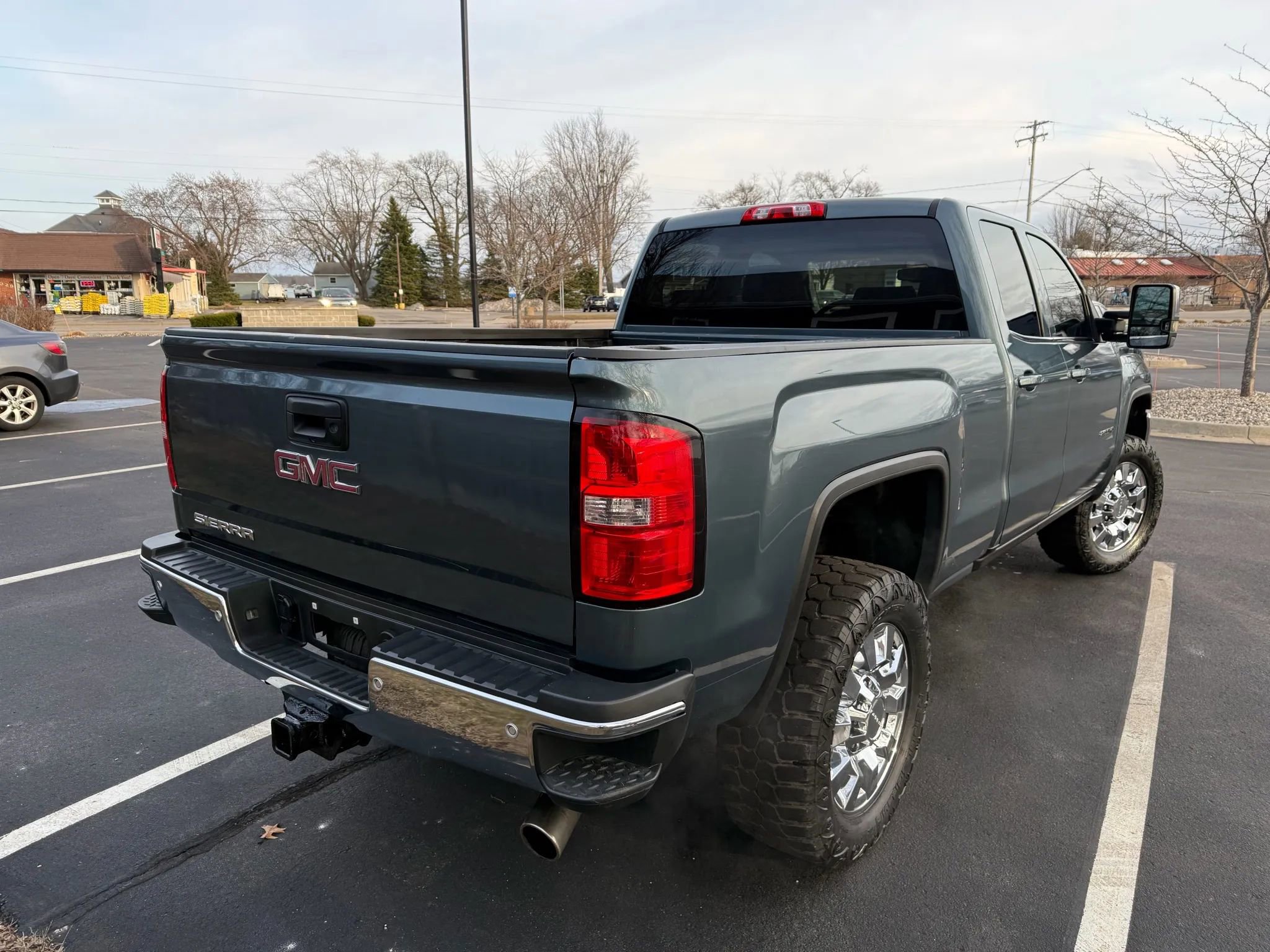 Used 2015 GMC Sierra 2500 SLE w/ SLE Preferred Package image 4